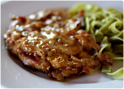 Côtes de porc sauce crémeuse aux poireaux