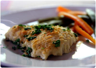 Poisson au four en croûte d’ail et pommes de terre