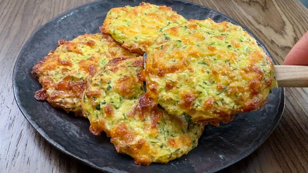 Bez oleje, tyto cuketové lívance peču v troubě: nikdy jich není dost, když je dělám | Pouze 80 kcal!