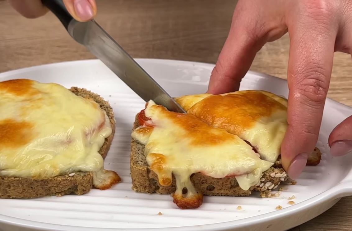 Udělal jsem chléb bez mouky a pak jsem udělal toast, je to bílkovina a udržuje nízkou hladinu cukru v krvi!