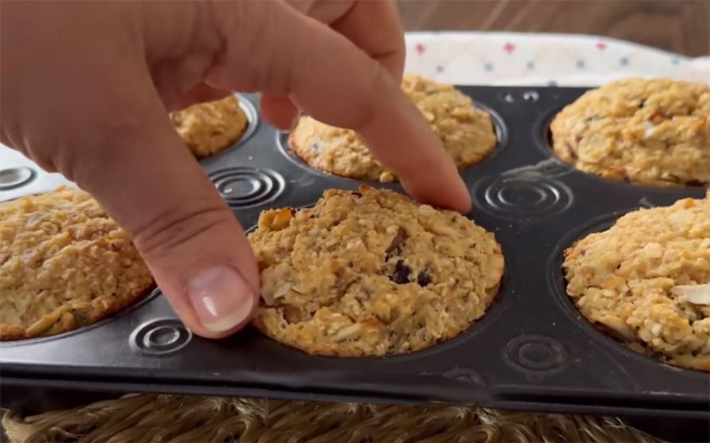 Nepoužívám žádnou mouku, k přípravě těchto muffinů používám jablka a ovesné vločky: každopádně jsou výborné!