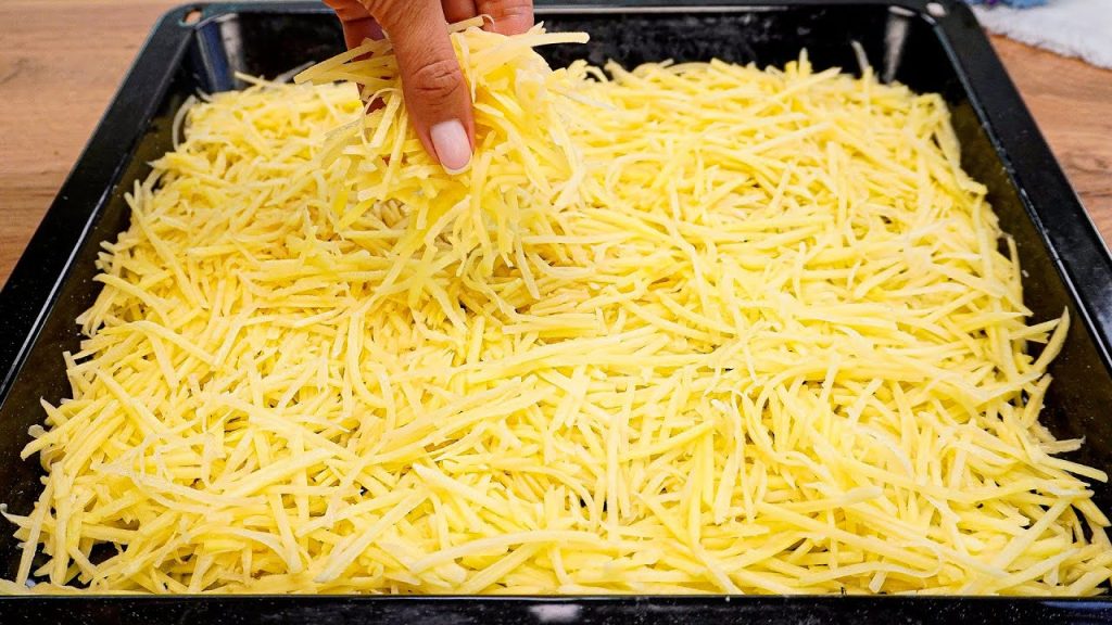 Podívejte se, co připravuji se 6 nastrouhanými bramborami: večeře se prodává jako teplé rožky | Pouze 280 kcal!