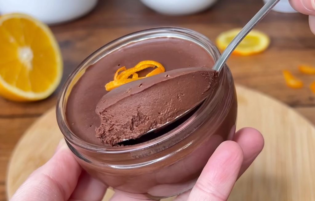 K tomu, aby se tento čokoládový krém jedl lžičkou, potřebujete pouze 2 ingredience: je vynikající!