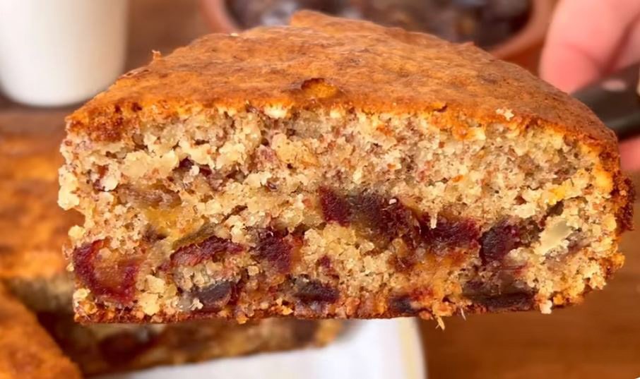 Nikdy tomu nebudete věřit, ale tento koláč s pouhými 3 ingrediencemi je bez mouky, ovsa nebo dokonce másla, mléka či cukru!