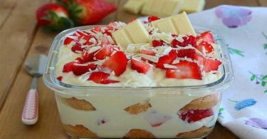 Tiramisu z jahod a bílé čokolády