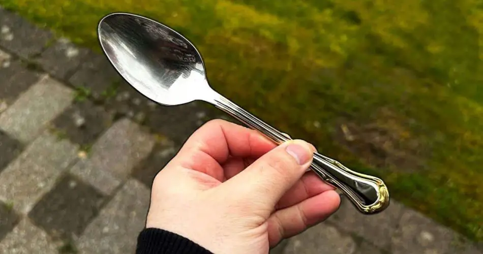 Před spaním nechte lžíci na zahradě: protože to dělá mnoho lidí