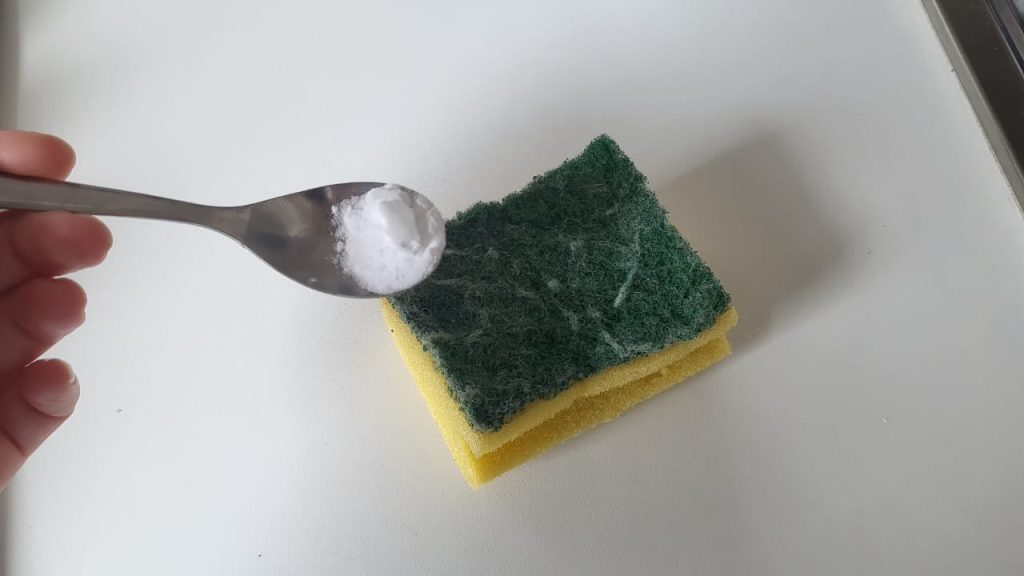 Špinavé houbičky na nádobí obsahují spoustu bakterií: jak je vyčistit