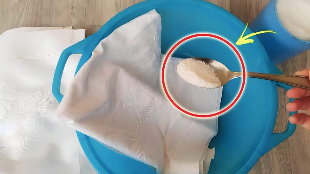 Špinavá a zažloutlá sada, prostředek k vybělení bez čištění v pračce