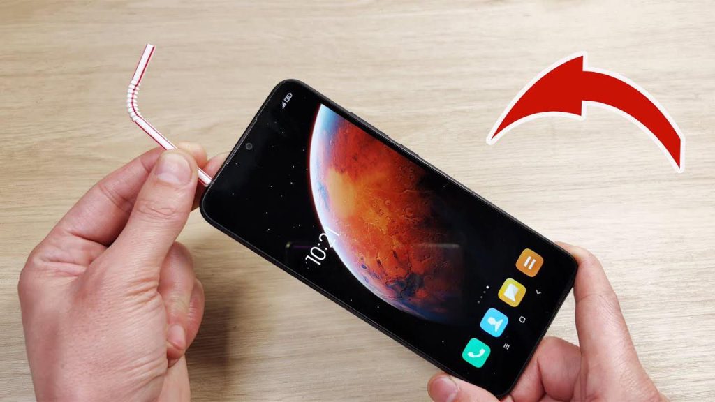 Zde je důvod, proč byste si měli do telefonu strčit brčko: trik, který vás zachrání