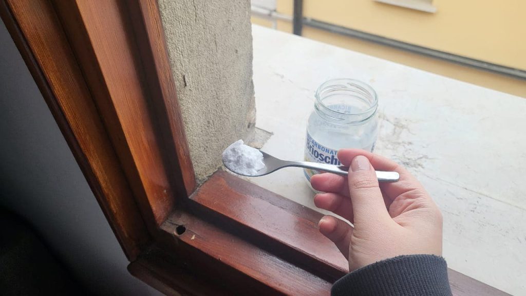 Posypte rohy oken jedlou sodou: Co čekat dál