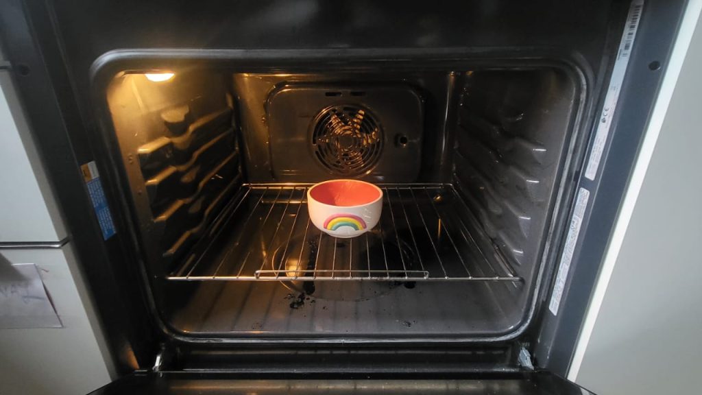 Čistěte troubu, když spíte, funguje pouze metodou mísy – druhý den je zase nová