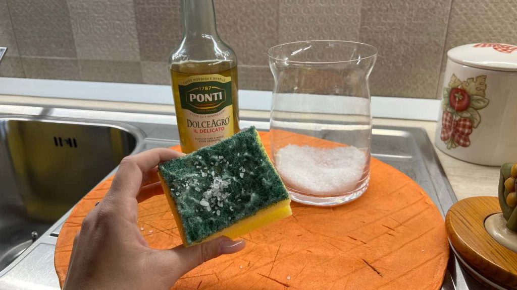 Sůl a ocet na houbičku na nádobí, přestanete vyhazovat spoustu peněz do kanálu