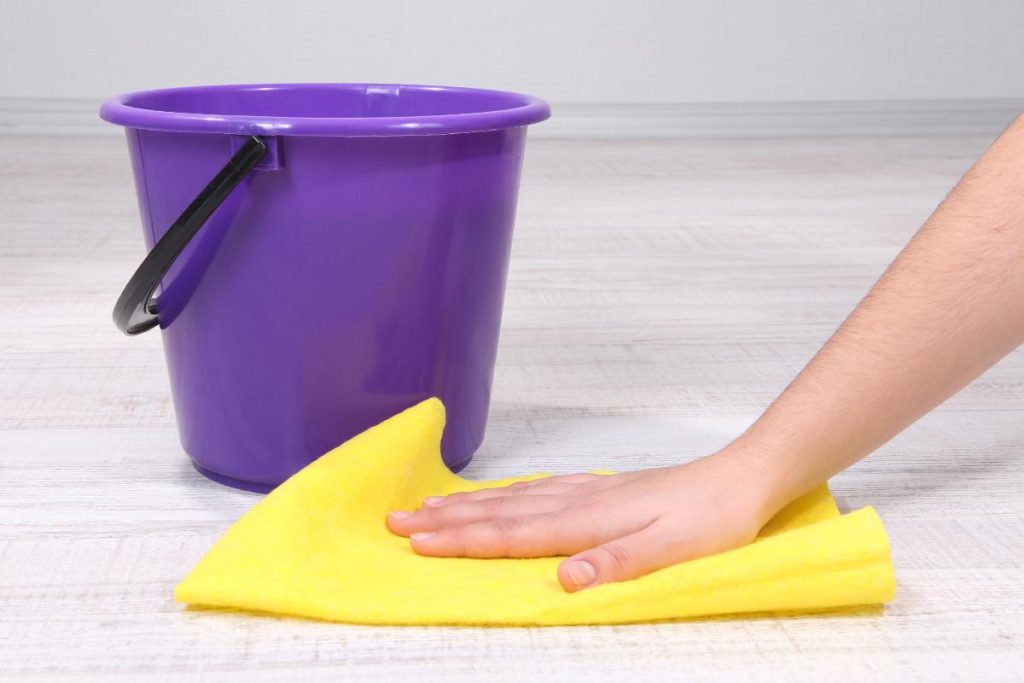 Lesklá a voňavá podlaha se dvěma produkty: zde je návod