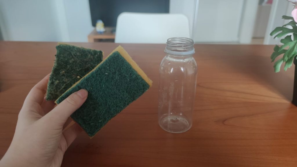 2 houbičky na nádobí a plastová láhev: trik, který je v módě