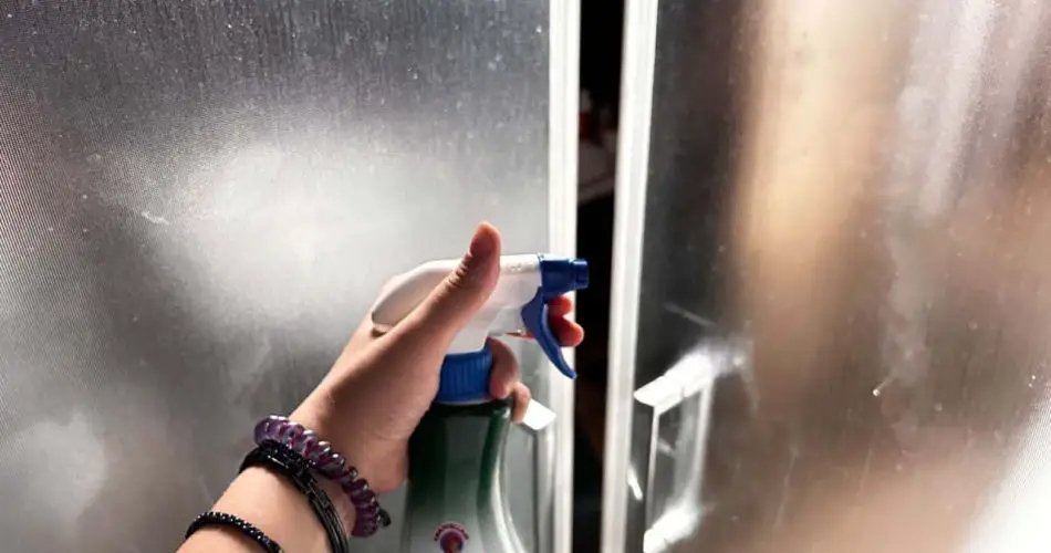 Pokud jej nastříkáte před sprchováním, okamžitě zaschne: stačí 10 sekund