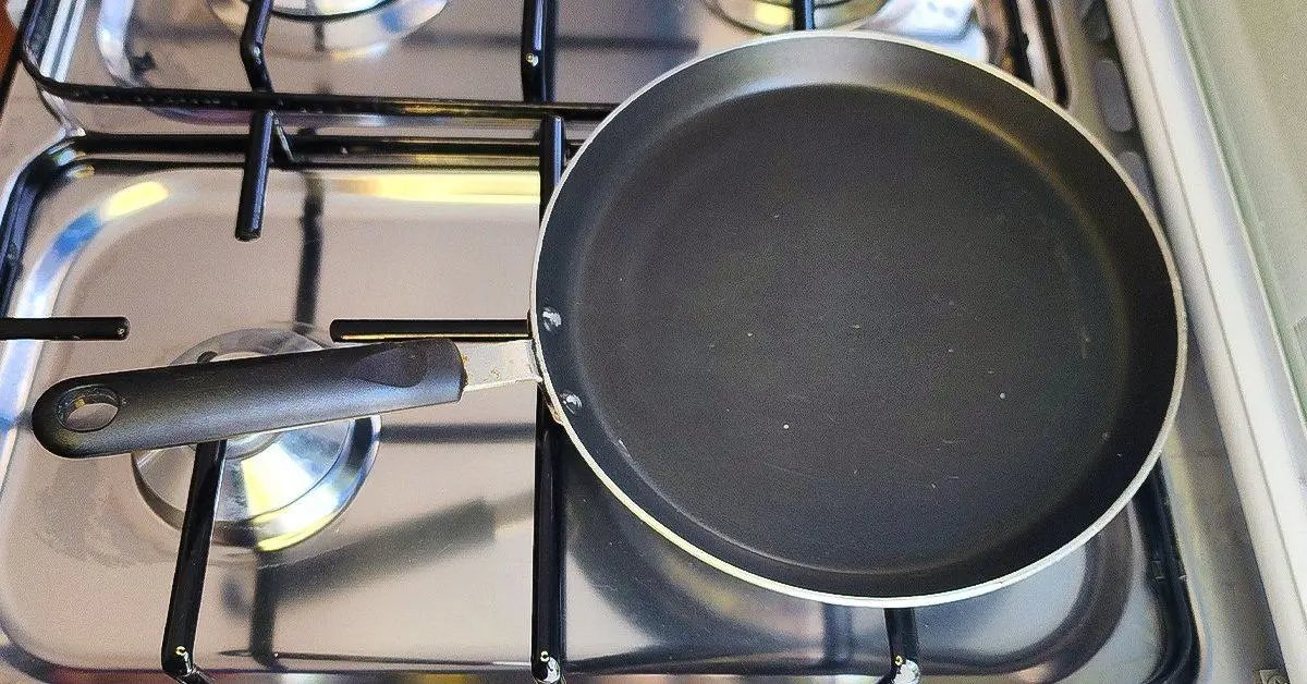 Jak používat pánev s nepřilnavým povrchem? 6 chyb, kterých se vyvarovat