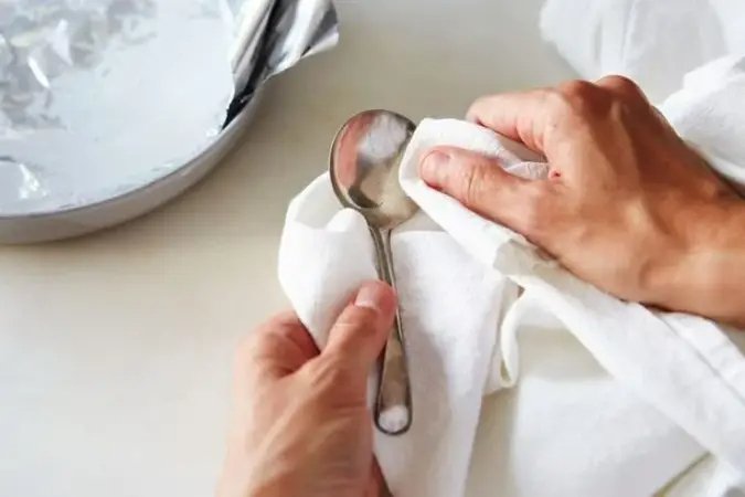 Přidejte 2 polévkové lžíce peroxidu vodíku a vaše stříbro bude jako nové!