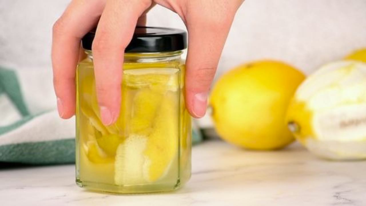 Citronové slupky, nevyhazujte je a ponořte je do oleje: mají cenu zlata