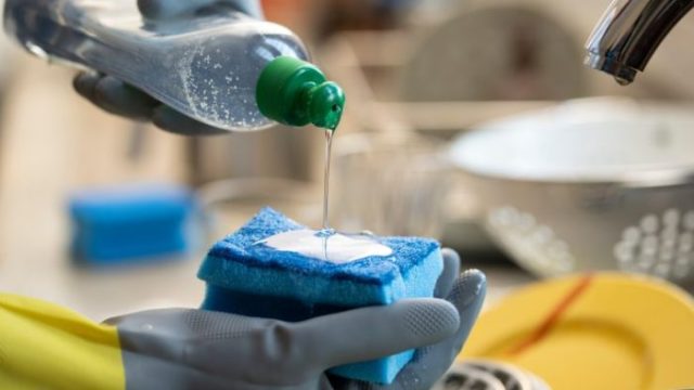 Prostředek na mytí nádobí: Při jeho používání tímto způsobem ušetříte spoustu peněz!