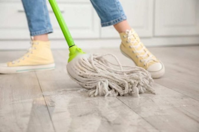 Touto směsí umyjte podlahu, bude voňavá několik dní a vůně bude cítit ze schodů!