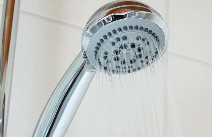 Vodní kámen ve sprše: stačí sprej tohoto přírodního spojence