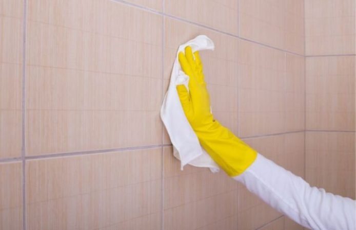 Dlaždice ve vaší koupelně se díky tomuto důmyslnému triku stanou skutečným zrcadlem