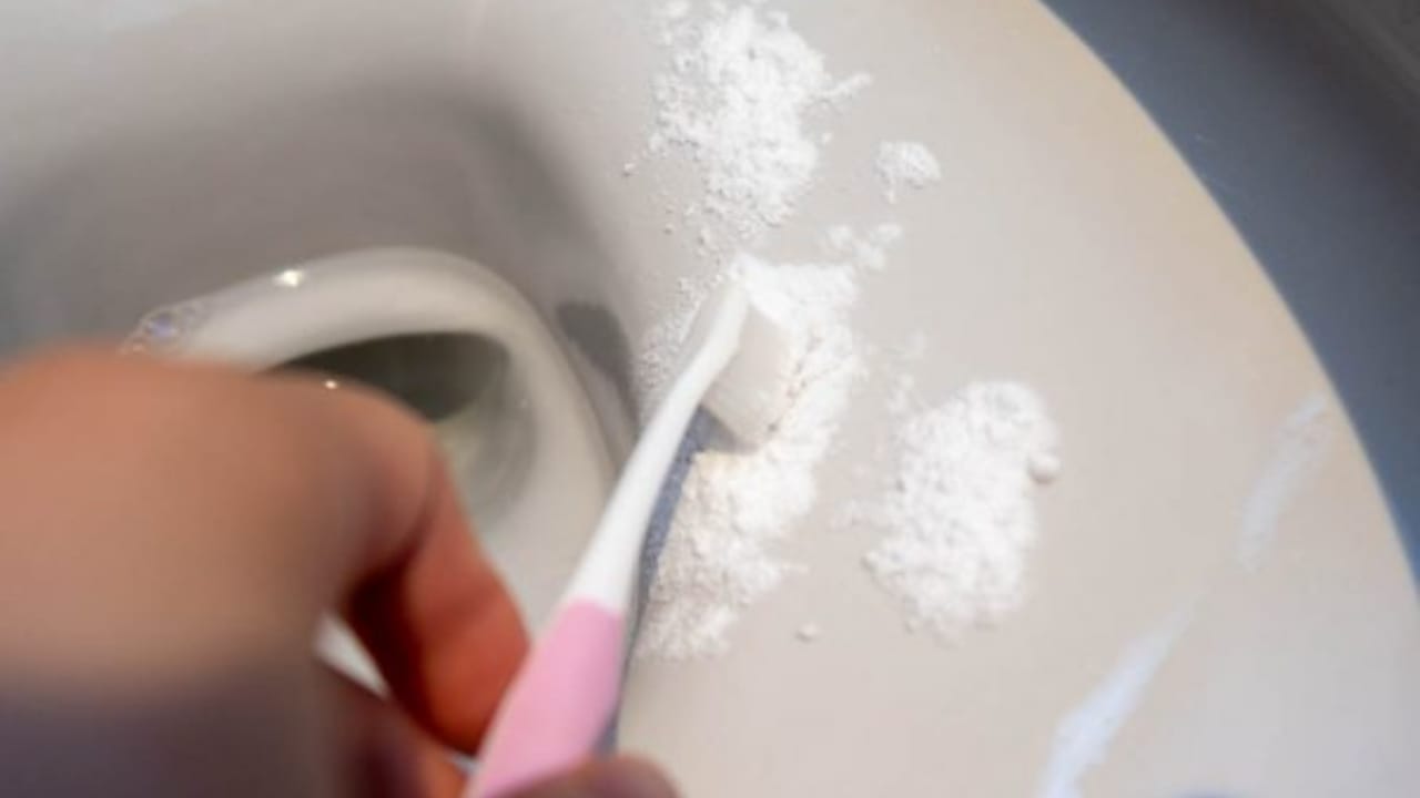 Tato přísada odstraňuje veškeré nečistoty z toalety: mnohem silnější než bikarbonát