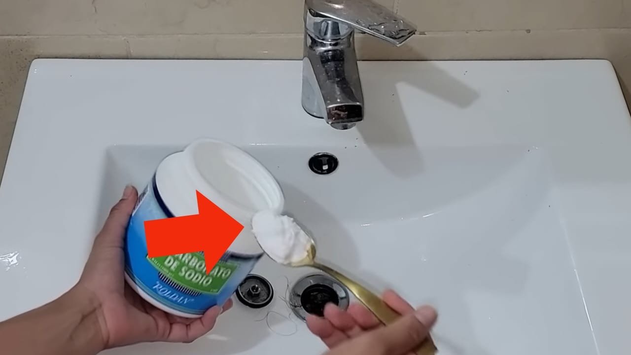 1 lžíce jedlé sody do odtoku dřezu: Podívejte se, co se stane