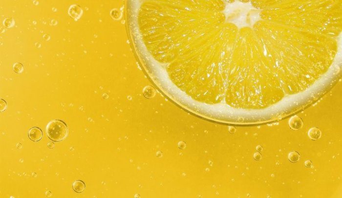 Citronová kůra v pračce: trik, který šetří vaše oblečení