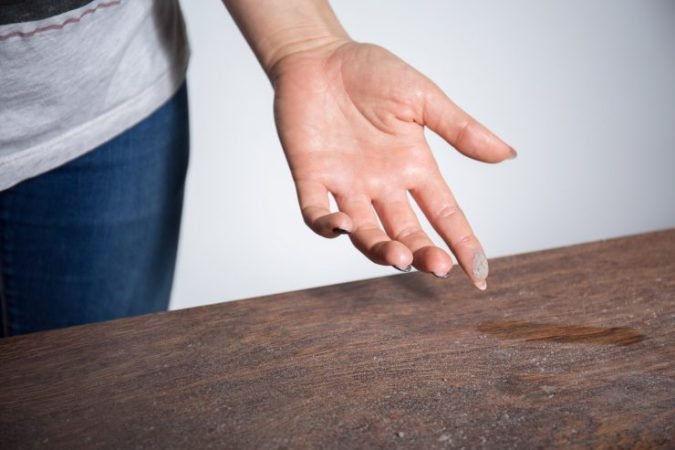 Prach na nábytku: 6 tipů pro jeho rychlé a delší odstranění