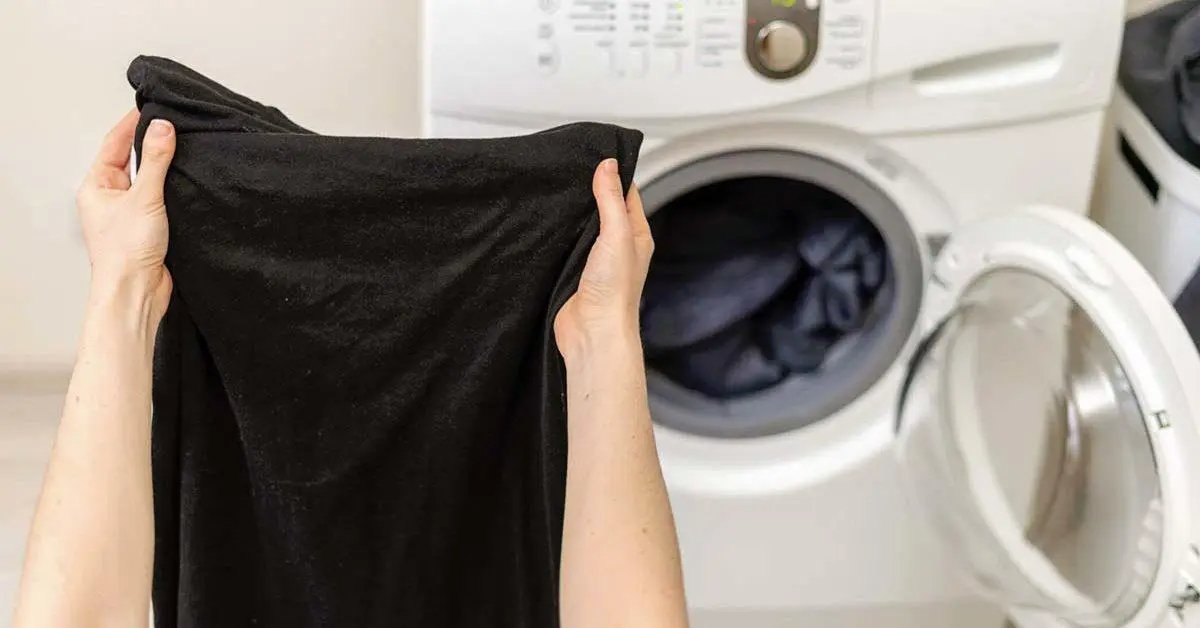 Trik, jak prát černé oblečení v pračce a zabránit jeho vyblednutí