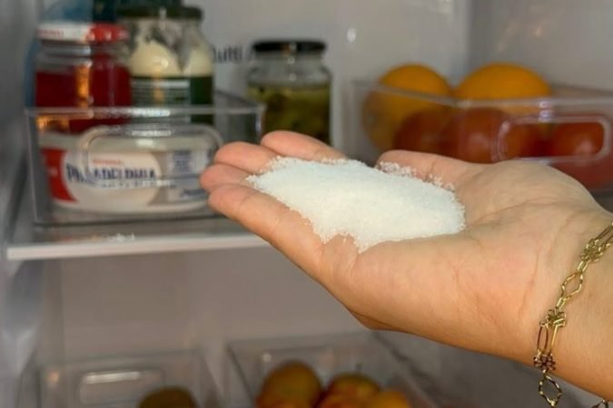 Umístění soli do lednice vám přinese důležité výhody. Budete se divit, proč jste to neudělali dříve!