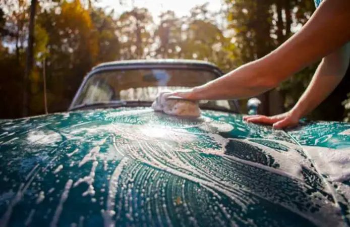 7 chyb, které každý dělá při mytí auta 🚗 : Dejte si pozor na poškození karoserie