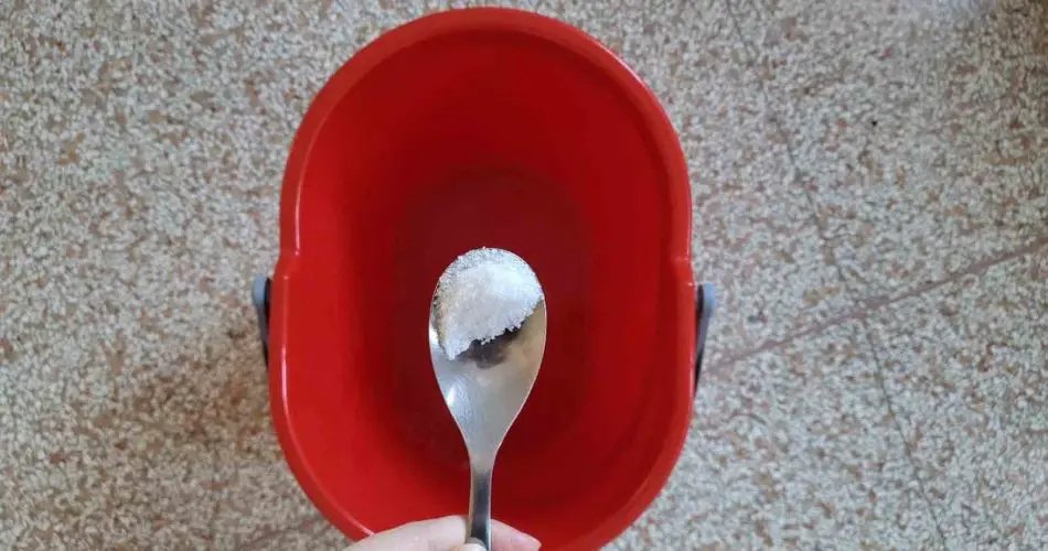 Přidejte do čisticího kbelíku špetku soli, tento trik vám ušetří peníze