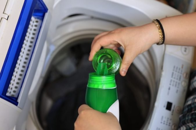 Praní prádla v pračce: přidejte trochu pracího prostředku, nepotřebujete ho!