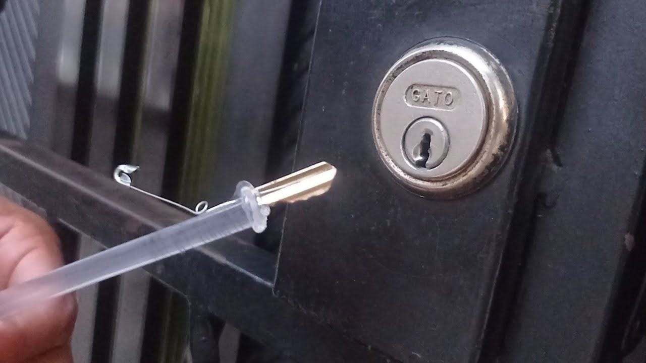 Zlomený klíč zaseknutý v zámku: tento pohyb stačí k vyřešení problému