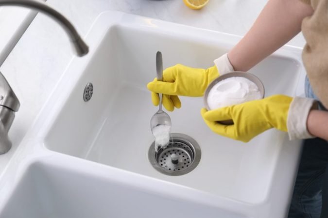 Zapáchá vám odtok z dřezu? Podívejte se na tento tip! ŽÁDNÁ chemie a čistá vůně!