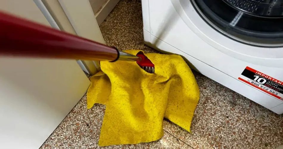 Jak odstranit všechny nečistoty zpod pračky a lednice, trik s hadrem