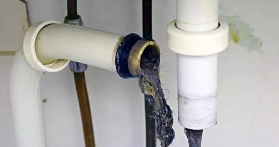 Zde je tajemství čištění odpadního potrubí, vychází instalatérská metoda