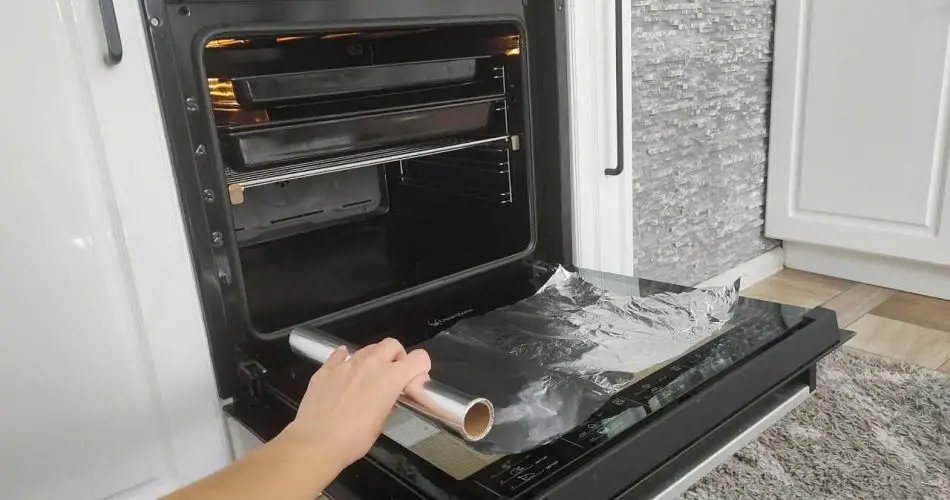 Nezoufejte, babiččin trik, jak vyčistit špínu z trouby za 3 minuty