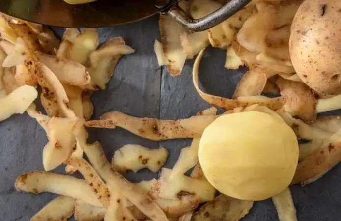 Stále vyhazujete bramborové 🥔 slupky? Použijte je tímto způsobem a vyřešíte velký problém v domě.