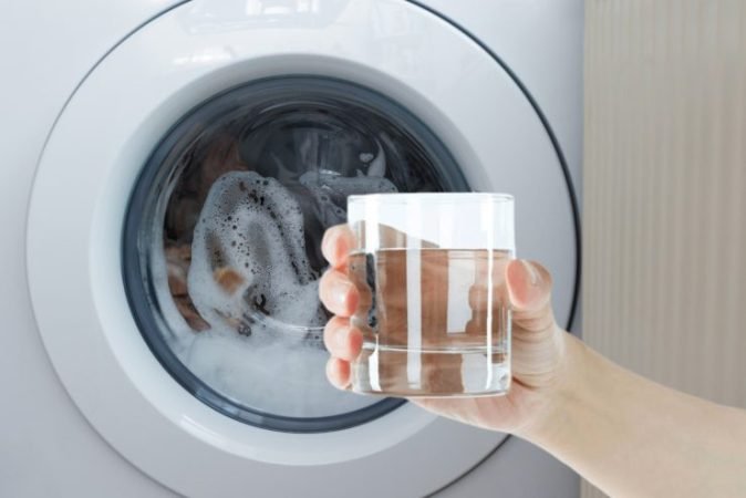 Stačí vám půl zavařovací sklenice, hodíte ji do pračky a vaše oblečení bude super měkké!