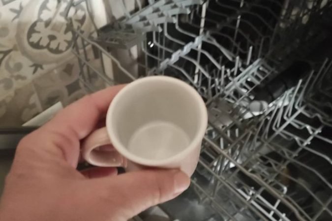 Čistá a voňavá myčka nádobí: objevte trik s hrnečkem a je to kouzlo!