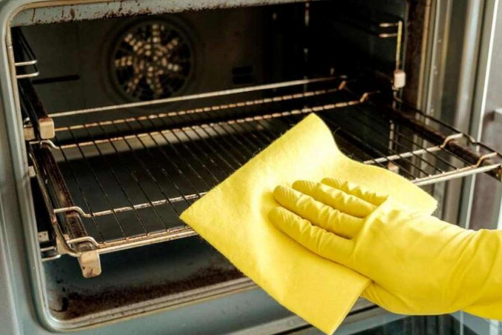 Na špinavé, křupavé trouby používám babiččinu jablečnou metodu – zabere to jen tři minuty!