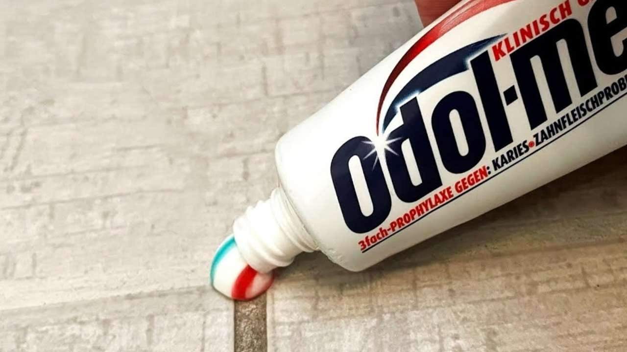 Rozložte to mezi černé spáry dlaždic, takovou podlahu jste ještě neměli