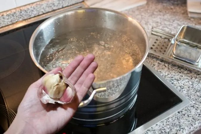 Ve velkém hrnci uvařte 5 stroužků česneku a pak to takhle použijte, moje babička to dělala celé léto!